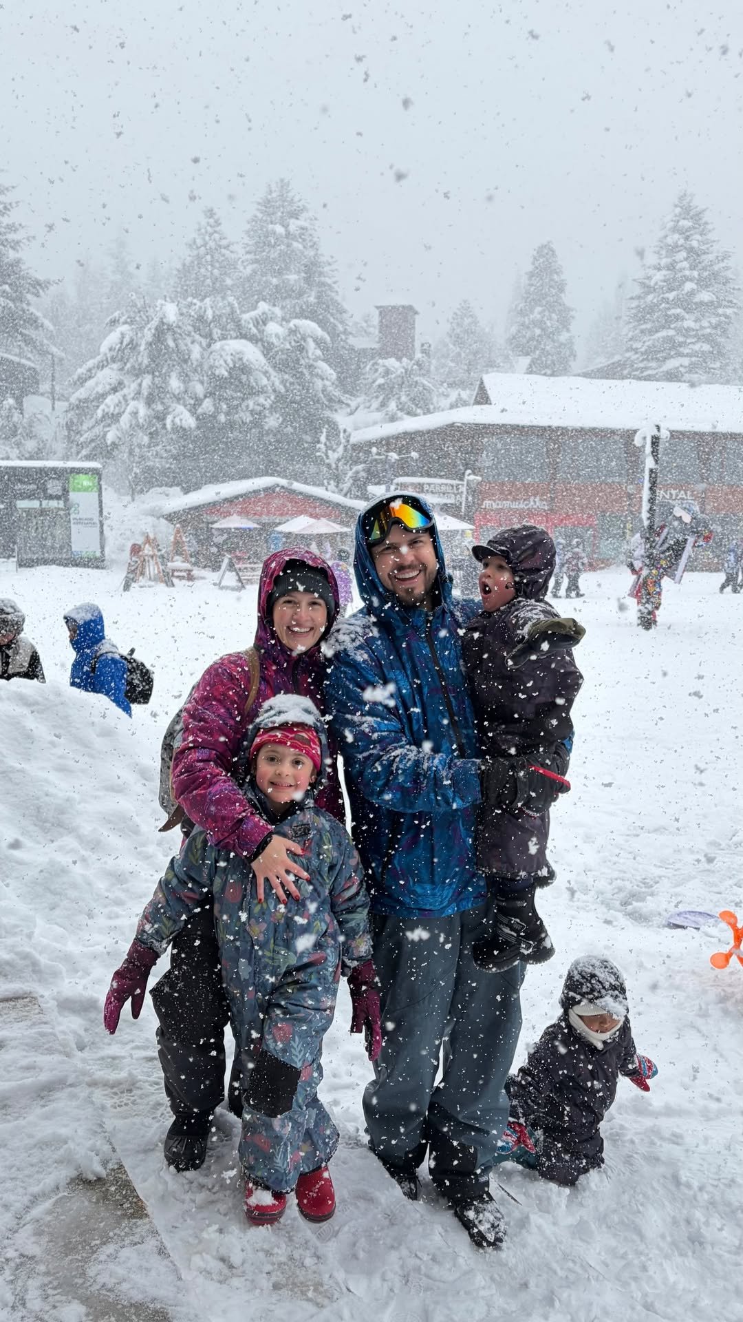 Fabíola Melo e família na neve